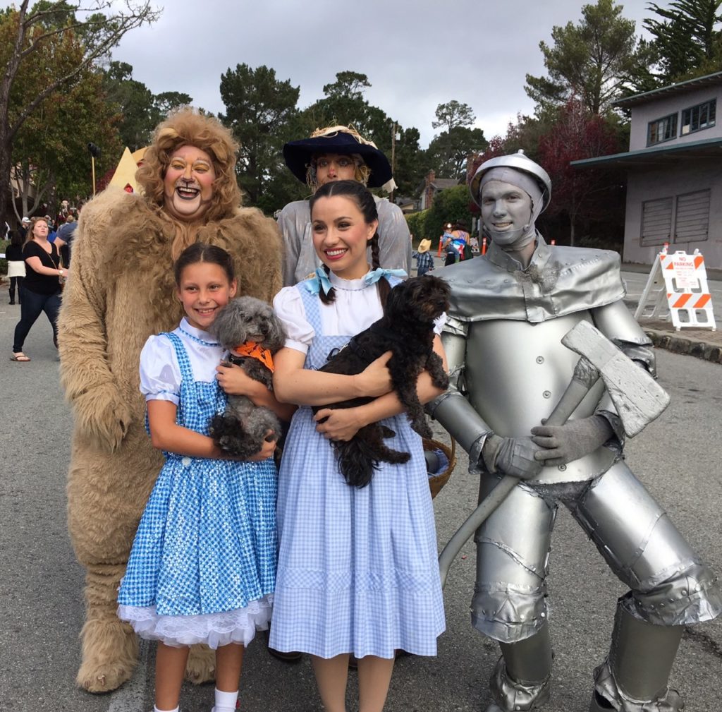 The Wizard of Oz cast with a young understudy of Dorothy