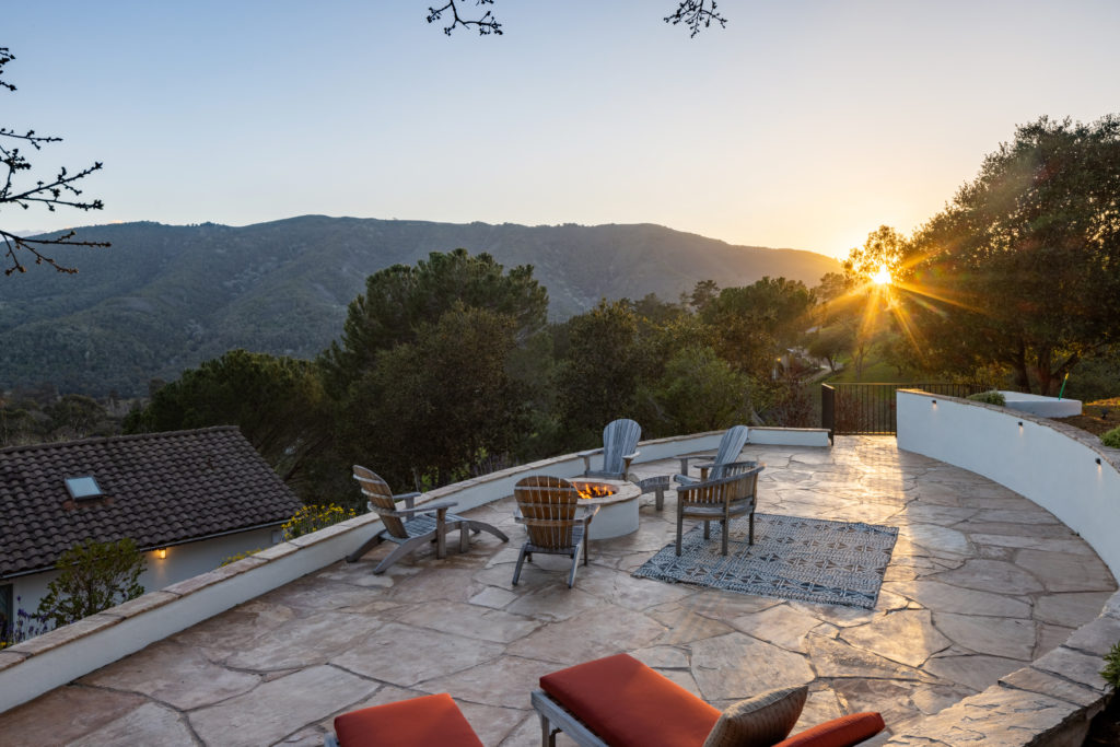 Elevated deck with a smashing view!