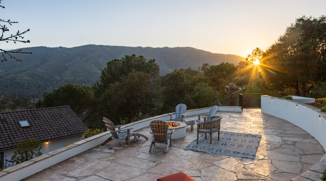 Elevated deck with a smashing view!